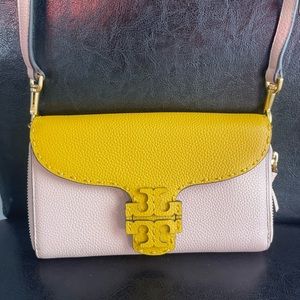 Tory Burch Crossbody Wallet, Brand New.